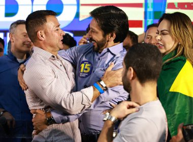 SAO PAULO (SP), Brezilya 10 / 06 / 2024: Aday ve Sao Paulo Ricardo Nunes 'in görevdeki belediye başkanı ve yardımcısı Albay Ricardo de Mello Araujo elektronik oy sandıklarındaki oyları saydıktan sonra ona eşlik etti (Leco Viana / Thenews2) 