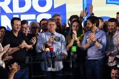 SAO PAULO (SP), Brezilya 10 / 06 / 2024: Sao Paulo Ricardo Nunes 'in adayı ve görevdeki belediye başkanı eşi Regina Carnovale ve Vali Tarcisio de Freitas elektronik oy sandıklarındaki oyları saydıktan sonra eşlik ettiler (Leco Viana / Thenews2) 