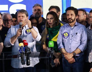 SAO PAULO (SP), Brezilya 10 / 06 / 2024: Sao Paulo Ricardo Nunes 'in adayı ve görevdeki belediye başkanı eşi Regina Carnovale ve Vali Tarcisio de Freitas elektronik oy sandıklarındaki oyları saydıktan sonra eşlik ettiler (Leco Viana / Thenews2) 