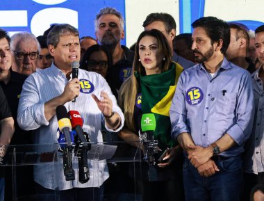 SAO PAULO (SP), Brezilya 10 / 06 / 2024: Sao Paulo Ricardo Nunes 'in adayı ve görevdeki belediye başkanı eşi Regina Carnovale ve Vali Tarcisio de Freitas elektronik oy sandıklarındaki oyları saydıktan sonra eşlik ettiler (Leco Viana / Thenews2) 