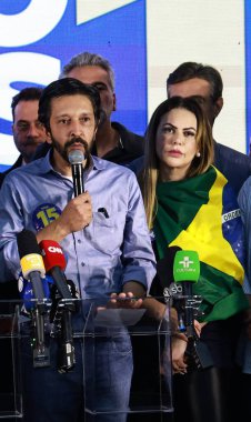 SAO PAULO (SP), Brezilya 10 / 06 / 2024: Sao Paulo Ricardo Nunes 'in adayı ve görevdeki belediye başkanı, elektronik oy sandıklarındaki oy sayımından sonra eşi Regina Carnovale' ye eşlik etti (Leco Viana / Thenews2) 
