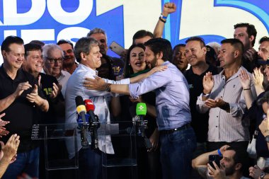 SAO PAULO (SP), Brezilya 10 / 06 / 2024: Sao Paulo Ricardo Nunes 'in adayı ve görevdeki belediye başkanı eşi Regina Carnovale ve Vali Tarcisio de Freitas elektronik oy sandıklarındaki oyları saydıktan sonra eşlik ettiler (Leco Viana / Thenews2) 