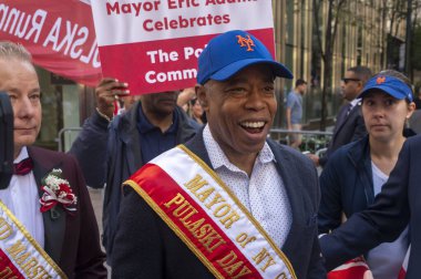 (2024 New York Pulaski Günü Geçidi. 06 Ekim 2024, New York, New York, ABD: New York Belediye Başkanı Eric Adams, Pulaski Günü Geçit Töreni 'nde yürümektedir. (Kredi: M10 / Haber 2) 