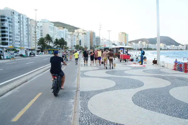 RIO DE JANEIRO (RJ), Brezilya 10 / 06 / 2024 - Rio de Janeiro 'nun Güney Bölgesi' nde Copacabana ve Arpoador 'un sahil ve plajlarında Pazar (Fausto Maia / Thenews2)