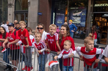 (2024 New York Pulaski Günü Geçidi. 06 Ekim 2024, New York, ABD: Pulaski Günü Geçidi 'ni izleyen çocuklar 6 Ekim 2024' te New York 'ta. (Kredi: M10 'lar / Tenews2)