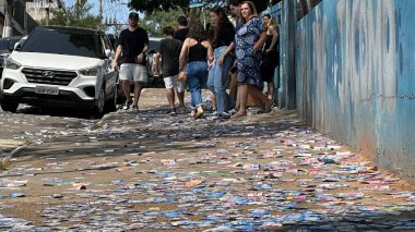 SAO PAULO (SP), 10 / 06 / 2024 MOVEMENT / ELECTIONS / SP Dirt at the Door of the Electoral Section School by the Door of the Leaflets spread through the walk, induce undetermined seçmenleri, in the city of Sao Paulo, this Sunday, 6 Ekim 2024. (Oslai brito / the newws2)