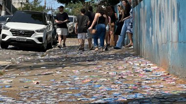 SAO PAULO (SP), 10 / 06 / 2024 MOVEMENT / ELECTIONS / SP Dirt at the Door of the Electoral Section School by the Door of the Leaflets spread through the walk, induce undetermined seçmenleri, in the city of Sao Paulo, this Sunday, 6 Ekim 2024. (Oslai brito / the newws2)
