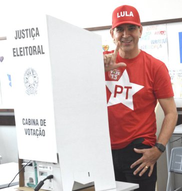 CRICIUMA (SC), 10 / 06 / 2024 - ELECTIONS / VOTING / MoVEMENT / SC - Arlindo Rocha (PT) Criciuma, Santa Catarina belediye başkanı adayı. Colegio Marista 'da ailesiyle birlikte oy kullandı. Bölüm 43, bu Pazar, 6 Ekim 2024. (Fotoğraf: Ulisses Job Lima / Thenews2)