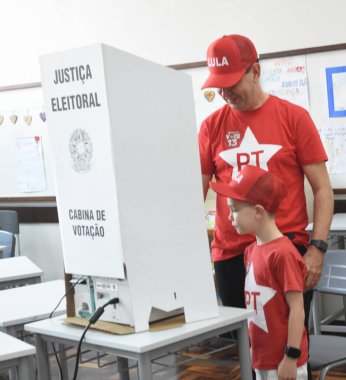 CRICIUMA (SC), 10 / 06 / 2024 - ELECTIONS / VOTING / MoVEMENT / SC - Arlindo Rocha (PT) Criciuma, Santa Catarina belediye başkanı adayı. Colegio Marista 'da ailesiyle birlikte oy kullandı. Bölüm 43, bu Pazar, 6 Ekim 2024. (Fotoğraf: Ulisses Job Lima / Thenews2)
