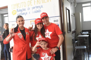 CRICIUMA (SC), 10 / 06 / 2024 - ELECTIONS / VOTING / MoVEMENT / SC - Arlindo Rocha (PT) Criciuma, Santa Catarina belediye başkanı adayı. Colegio Marista 'da ailesiyle birlikte oy kullandı. Bölüm 43, bu Pazar, 6 Ekim 2024. (Fotoğraf: Ulisses Job Lima / Thenews2)