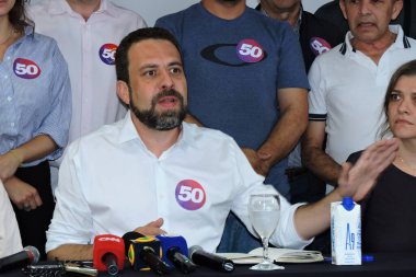 Sao Paulo (SP), Brezilya 10 / 07 / 2024 - Sao Paulo belediye başkanı adayı Guilherme Boulos (PSOL) ilk basın toplantısını Sao Paulo şehir merkezindeki bir otelde yaptı.
