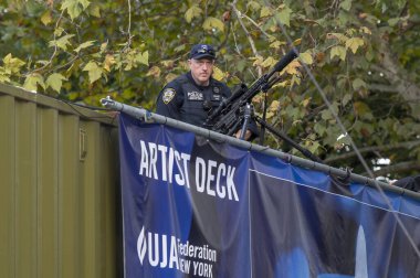 (New Yorklular Hamas 'ın 7 Ekim' de İsrail 'e düzenlediği saldırıların yıldönümünü kutluyorlar. 7 Ekim 2024, New York, New York, ABD: New York Şehri Emniyet Müdürlüğü Acil Servis Birimi (ESU) memurları Sako TRG M10 çok kalibreli keskin nişancı 