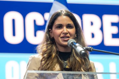 7 Ekim 2024, New York, New York, ABD: 7 Ekim Kurtulan Natalie Sanandaji, Hamas liderliğindeki saldırının yıldönümü münasebetiyle 