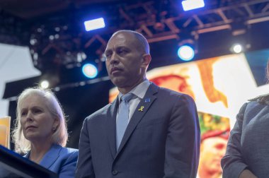 (New Yorklular Hamas 'ın 7 Ekim' de İsrail 'e düzenlediği saldırıların yıldönümünü kutluyorlar. 07 Ekim 2024, New York, ABD: Cumhuriyetçi Hakeem Jeffries, Hamas öncülüğündeki saldırının (m10 / thews2)