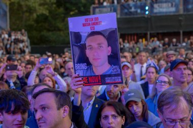 7 Ekim 2024, New York, New York, ABD: İzleyicilerden biri, Hamas öncülüğündeki saldırının yıldönümü dolayısıyla Gazze 'de tutulan 