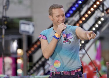 8 Ekim 2024, New York, ABD: Coldplay, Citi Konser Serisi kapsamında TODAY Plaza 'da canlı performans sergiliyor ve yeni albümlerini tanıtıyor. Ayra Starr söylüyor 