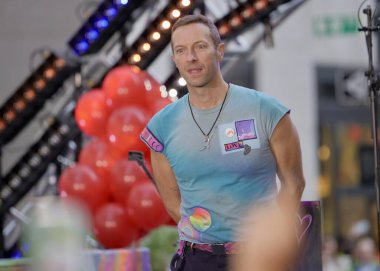 8 Ekim 2024, New York, ABD: Coldplay, Citi Konser Serisi kapsamında TODAY Plaza 'da canlı performans sergiliyor ve yeni albümlerini tanıtıyor. Ayra Starr söylüyor 
