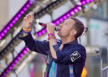 Coldplay New York 'taki Today Show' da canlı performans sergiliyor. 8 Ekim 2024, New York, ABD: Coldplay, Citi Konser Serisi kapsamında TODAY Plaza 'da canlı performans sergiliyor ve yeni albümlerini tanıtıyor (niyi _ fote _ thews2)