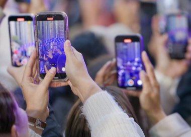 Coldplay New York 'taki Today Show' da canlı performans sergiliyor. 8 Ekim 2024, New York, ABD: Coldplay, Citi Konser Serisi kapsamında TODAY Plaza 'da canlı performans sergiliyor ve yeni albümlerini tanıtıyor (niyi _ fote _ thews2)