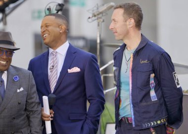 Coldplay New York 'taki Today Show' da canlı performans sergiliyor. 8 Ekim 2024, New York, ABD: Coldplay, Citi Konser Serisi kapsamında TODAY Plaza 'da canlı performans sergiliyor ve yeni albümlerini tanıtıyor (niyi _ fote _ thews2)