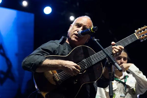 stock image New Yorkers Mark Anniversary Of Hamas-Led October 7 Attacks on Israel. October 07, 2024, New York, USA: David Broza and Israeli Scouts members perform at an 