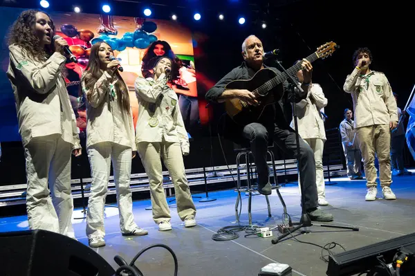 stock image New Yorkers Mark Anniversary Of Hamas-Led October 7 Attacks on Israel. October 07, 2024, New York, USA: David Broza and Israeli Scouts members perform at an 