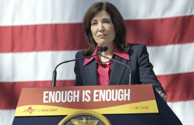 New York, ABD, 9 Ekim 2024: New York Valisi Hochul Eski Temsilci Gabby Giffords ile Silah Güvenliği Yasası