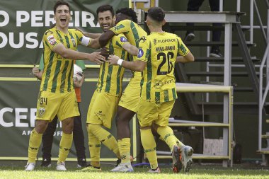 Tondela (PT) Portekiz 10 / 12 / 2024 - Bir Tondela oyuncusu olan Roberto, Portekiz Süper Ligi 'nin 8. turu için geçerli olan Tondela x Leixoes arasındaki maçta bir golü kutluyor.) 