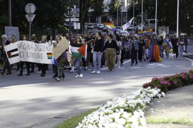 Viseu (PT) Portugal 10 / 12 / 2024 - LGBTQIA + Haklar için 7. Viseu Yürüyüşü Cumartesi öğleden sonra Viseu 'da gerçekleşti (12). 