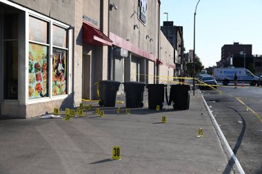 NYPD olay yeri inceleme ekipleri 27 yaşında bir adamın birden fazla kez vurulduğu ve Brooklyn, New York 'un Flatbush bölgesinde öldürüldüğü olay yerinde 30' dan fazla kanıt olduğunu belirtiyor. 12 Ekim 2024, Brooklyn, New York, ABD (Kyle Mazza)