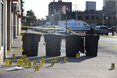 NYPD olay yeri inceleme ekipleri 27 yaşında bir adamın birden fazla kez vurulduğu ve Brooklyn, New York 'un Flatbush bölgesinde öldürüldüğü olay yerinde 30' dan fazla kanıt olduğunu belirtiyor. 12 Ekim 2024, Brooklyn, New York, ABD (Kyle Mazza)