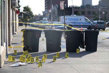 NYPD olay yeri inceleme ekipleri 27 yaşında bir adamın birden fazla kez vurulduğu ve Brooklyn, New York 'un Flatbush bölgesinde öldürüldüğü olay yerinde 30' dan fazla kanıt olduğunu belirtiyor. 12 Ekim 2024, Brooklyn, New York, ABD (Kyle Mazza)