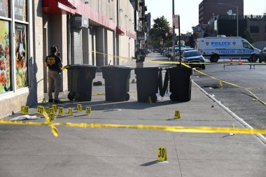 NYPD olay yeri inceleme ekipleri 27 yaşında bir adamın birden fazla kez vurulduğu ve Brooklyn, New York 'un Flatbush bölgesinde öldürüldüğü olay yerinde 30' dan fazla kanıt olduğunu belirtiyor. 12 Ekim 2024, Brooklyn, New York, ABD (Kyle Mazza)