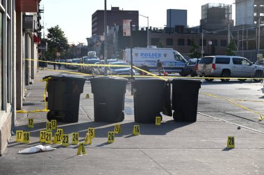 NYPD olay yeri inceleme ekipleri 27 yaşında bir adamın birden fazla kez vurulduğu ve Brooklyn, New York 'un Flatbush bölgesinde öldürüldüğü olay yerinde 30' dan fazla kanıt olduğunu belirtiyor. 12 Ekim 2024, Brooklyn, New York, ABD (Kyle Mazza)