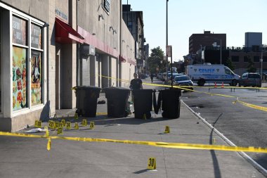 NYPD olay yeri inceleme ekipleri 27 yaşında bir adamın birden fazla kez vurulduğu ve Brooklyn, New York 'un Flatbush bölgesinde öldürüldüğü olay yerinde 30' dan fazla kanıt olduğunu belirtiyor. 12 Ekim 2024, Brooklyn, New York, ABD (Kyle Mazza)