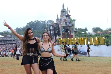 Itu (SP), Brezilya 10 / 11 / 2024 - Brezilyalı DJ Dubdogz ve DJ Carola bu Cuma öğleden sonra Fazenda Maeda 'da Tomorrowland Brasil' in ana sahnesindeki seyirciyi heyecanlandırdı