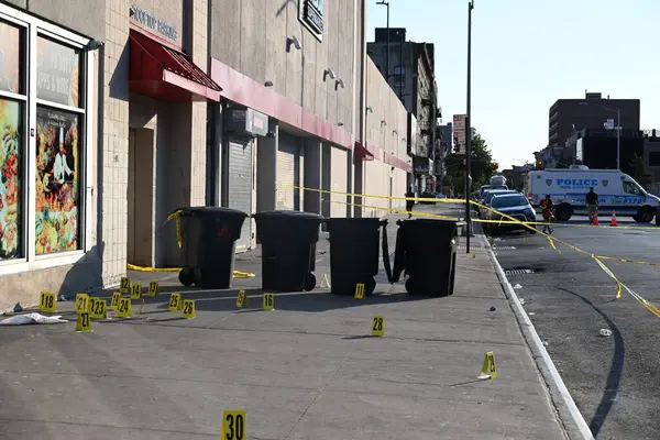 NYPD olay yeri inceleme ekipleri 27 yaşında bir adamın birden fazla kez vurulduğu ve Brooklyn, New York 'un Flatbush bölgesinde öldürüldüğü olay yerinde 30' dan fazla kanıt olduğunu belirtiyor. 12 Ekim 2024, Brooklyn, New York, ABD (Kyle Mazza)