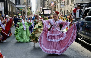 13 Ekim 2024, New York, ABD: New York 'ta düzenlenen 60. Geleneksel İspanyol Geçit Töreni, danslar, kostümler ve İspanyol kültürünü gösteren şamandıralarla 44. cadde & 5. bulvardan gerçekleştiriliyor (niyi fote / theenews2)
