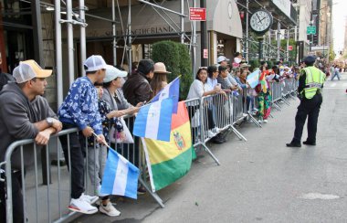13 Ekim 2024, New York, ABD: New York 'ta düzenlenen 60. Geleneksel İspanyol Geçit Töreni, danslar, kostümler ve İspanyol kültürünü gösteren şamandıralarla 44. cadde & 5. bulvardan gerçekleştiriliyor (niyi fote / theenews2)