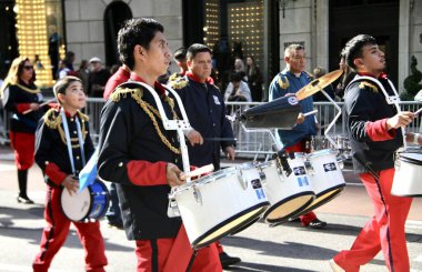 13 Ekim 2024, New York, ABD: New York 'ta düzenlenen 60. Geleneksel İspanyol Geçit Töreni, danslar, kostümler ve İspanyol kültürünü gösteren şamandıralarla 44. cadde & 5. bulvardan gerçekleştiriliyor (niyi fote / theenews2)