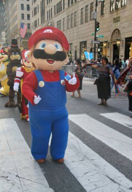 13 Ekim 2024, New York, ABD: New York 'ta düzenlenen 60. Geleneksel İspanyol Geçit Töreni, danslar, kostümler ve İspanyol kültürünü gösteren şamandıralarla 44. cadde & 5. bulvardan gerçekleştiriliyor (niyi fote / theenews2)