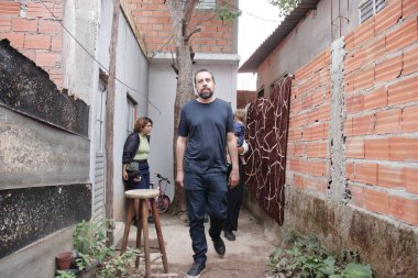 SAO PAULO (SP), Brezilya 10 / 14 / 2024 - Sao Paulo belediye başkanlığı adayı Guilherme Boulos (Psol) bu Pazartesi sabahı Jd 'de ticari bir bölgede kampanya yürütüyor. Vila das Belezas