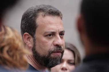 SAO PAULO (SP), Brezilya 10 / 14 / 2024 - Sao Paulo belediye başkanlığı adayı Guilherme Boulos (Psol) bu Pazartesi sabahı Jd 'de ticari bir bölgede kampanya yürütüyor. Vila das Belezas