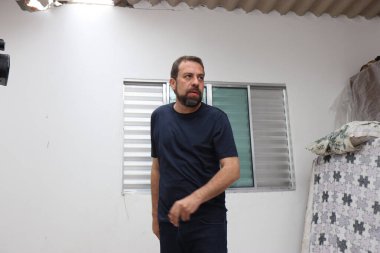 SAO PAULO (SP), Brezilya 10 / 14 / 2024 - Sao Paulo belediye başkanlığı adayı Guilherme Boulos (Psol) bu Pazartesi sabahı Jd 'de ticari bir bölgede kampanya yürütüyor. Vila das Belezas