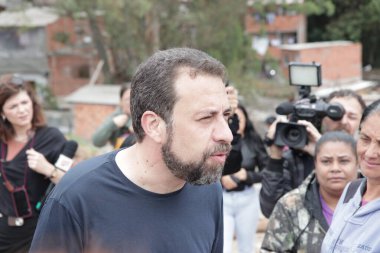 SAO PAULO (SP), Brezilya 10 / 14 / 2024 - Sao Paulo belediye başkanlığı adayı Guilherme Boulos (Psol) bu Pazartesi sabahı Jd 'de ticari bir bölgede kampanya yürütüyor. Vila das Belezas