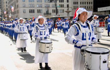14 Ekim 2024, New York, ABD: Batı 44. Cadde & 5. Cadde 'den gelen 80. Geleneksel Kolomb Günü Geçidi' nde İtalyan kültürünü gösteren danslar, kostümler ve şamandıralar (niyi fote / thews2)