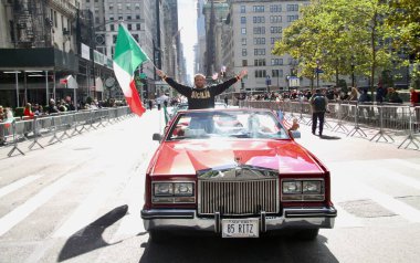 14 Ekim 2024, New York, ABD: Batı 44. Cadde & 5. Cadde 'den gelen 80. Geleneksel Kolomb Günü Geçidi' nde İtalyan kültürünü gösteren danslar, kostümler ve şamandıralar (niyi fote / thews2)