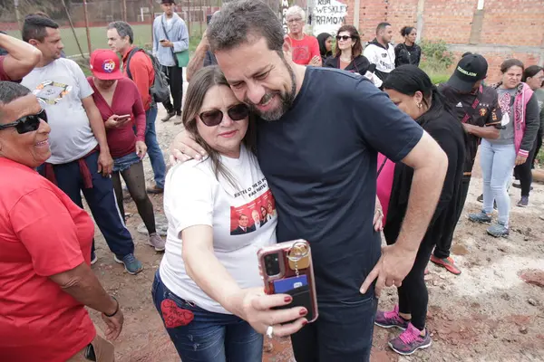 SAO PAULO (SP), Brezilya 10 / 14 / 2024 - Sao Paulo belediye başkanlığı adayı Guilherme Boulos (Psol) bu Pazartesi sabahı Jd 'de ticari bir bölgede kampanya yürütüyor. Vila das Belezas