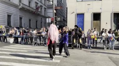 13 Ekim 2024, New York, ABD: New York 'ta düzenlenen 60. Geleneksel İspanyol Geçit Töreni, Latin kültürünü gösteren danslar, kostümler ve şamandıralarla 44. cadde ve 5. bulvardan gerçekleştiriliyor