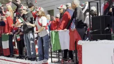 14 Ekim 2024, New York, ABD: Batı 44. Cadde 'den 80. Geleneksel Kolomb Günü Geçidi, İtalyan kültürünü gösteren danslar, kostümler ve şamandıralarla